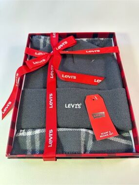 NEW LEVI’S BEANIE & WOVEN SCARF SET IN BOX